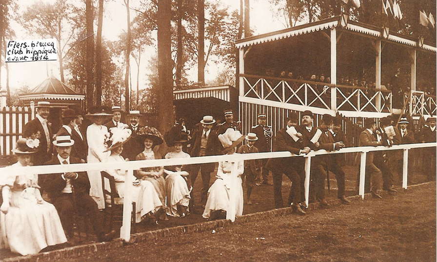 La tribune et le public de l'époque (1910)