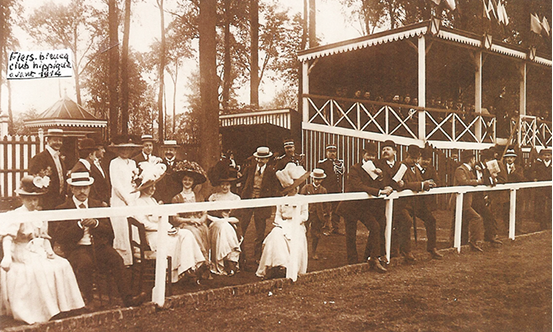 La tribune et le public de l'époque (1910)