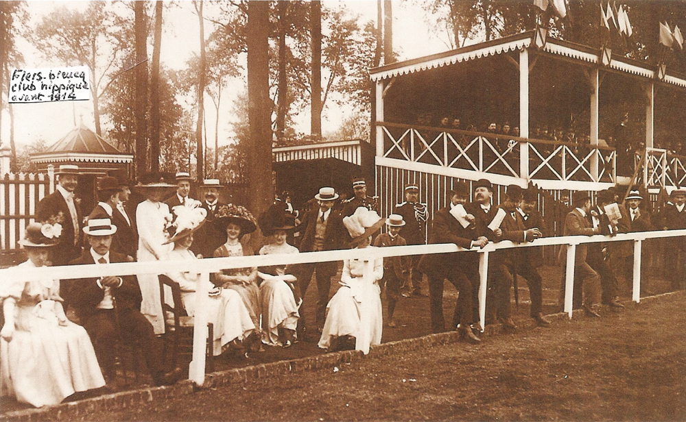 La tribune et le public de l'époque (1910)