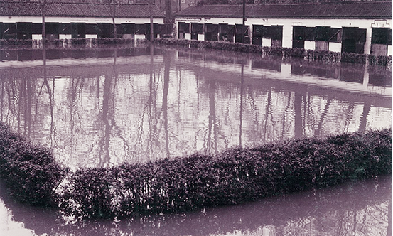 Inondation de la cour et des écuries en décembre 1966