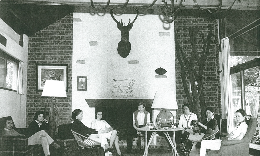 Détente près de la cheminée du Club House, dans les années 70